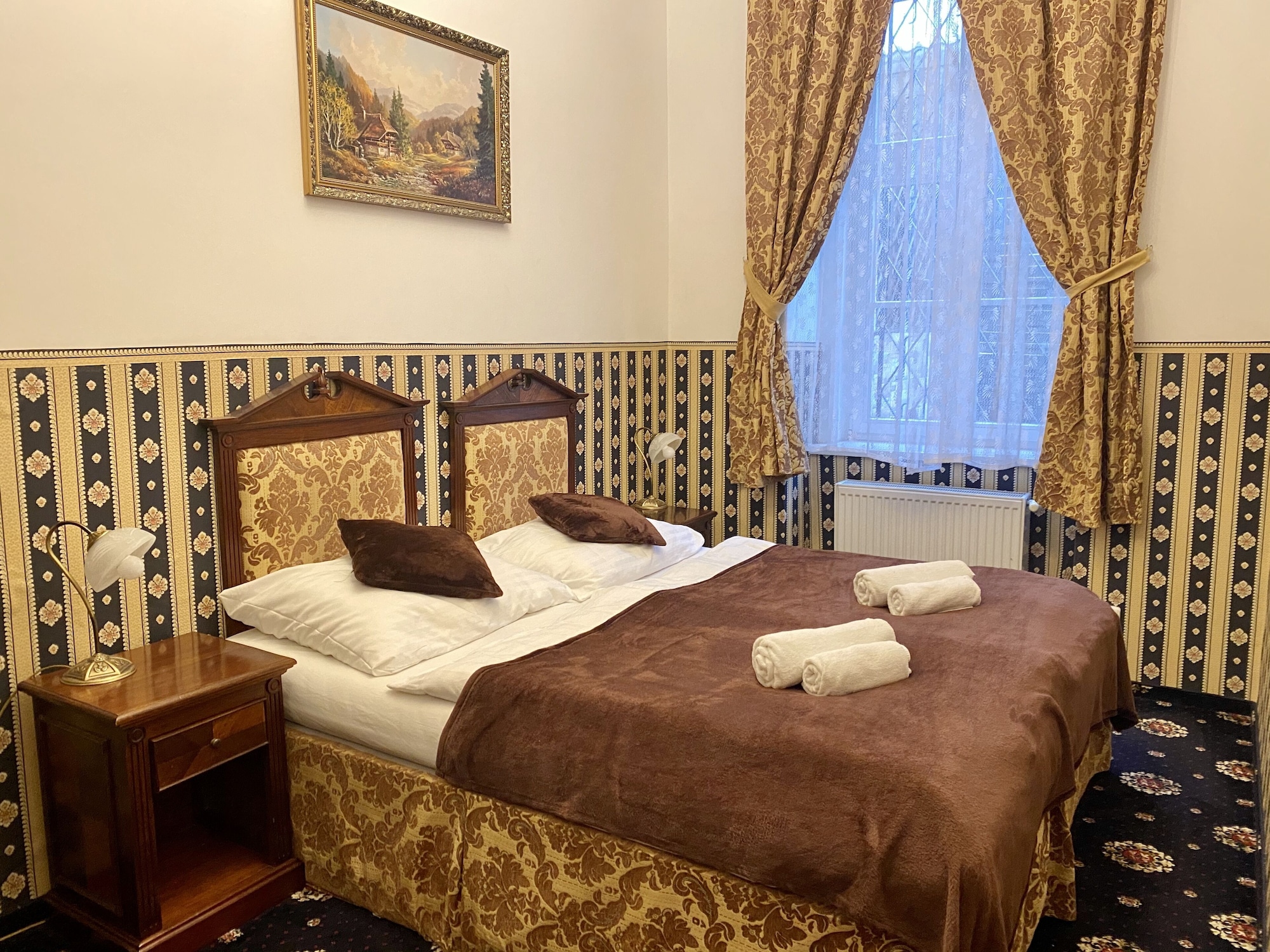 JUNIOR SUITE, 1 QUEEN AND 1 SINGLE BED