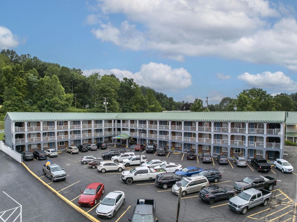 SureStay Hotel by Best Western Summersville 42/50