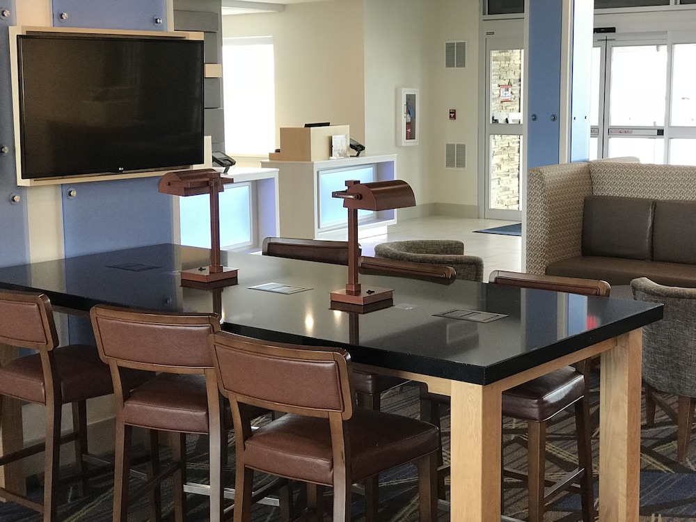 HOLIDAY INN EXPRESS & SUITES HANNIBAL - MEDICAL CENTER 46/53