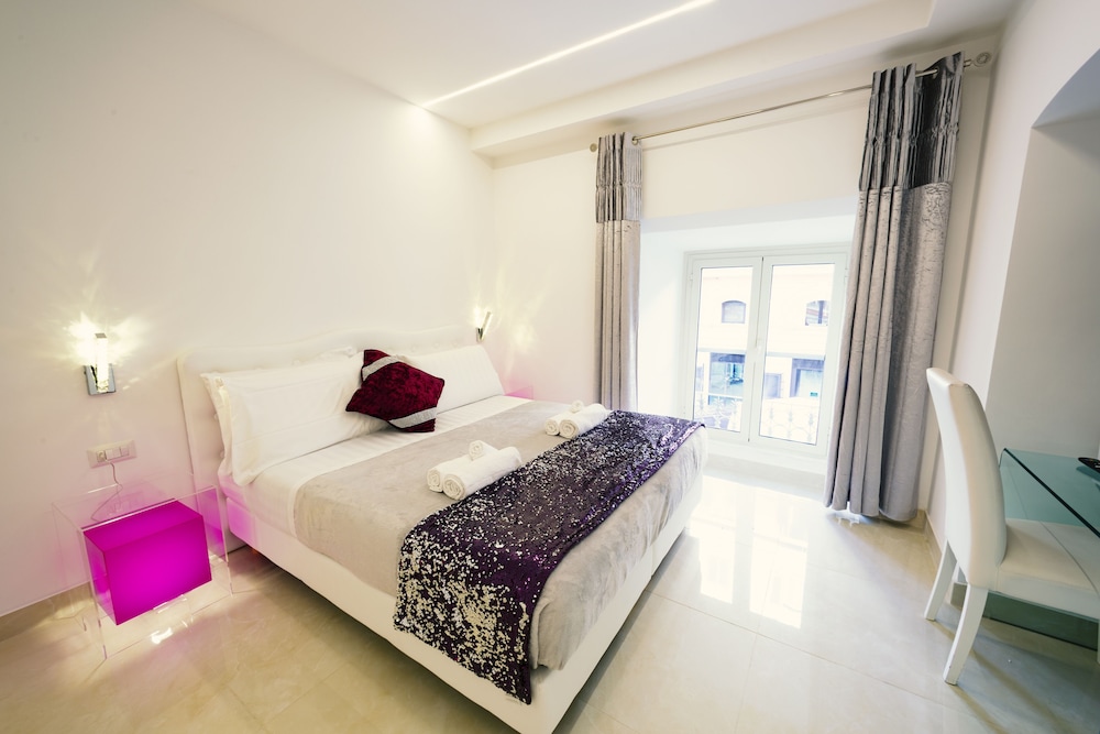 STANDARD, DOUBLE OR TWIN BED, CITY VIEW