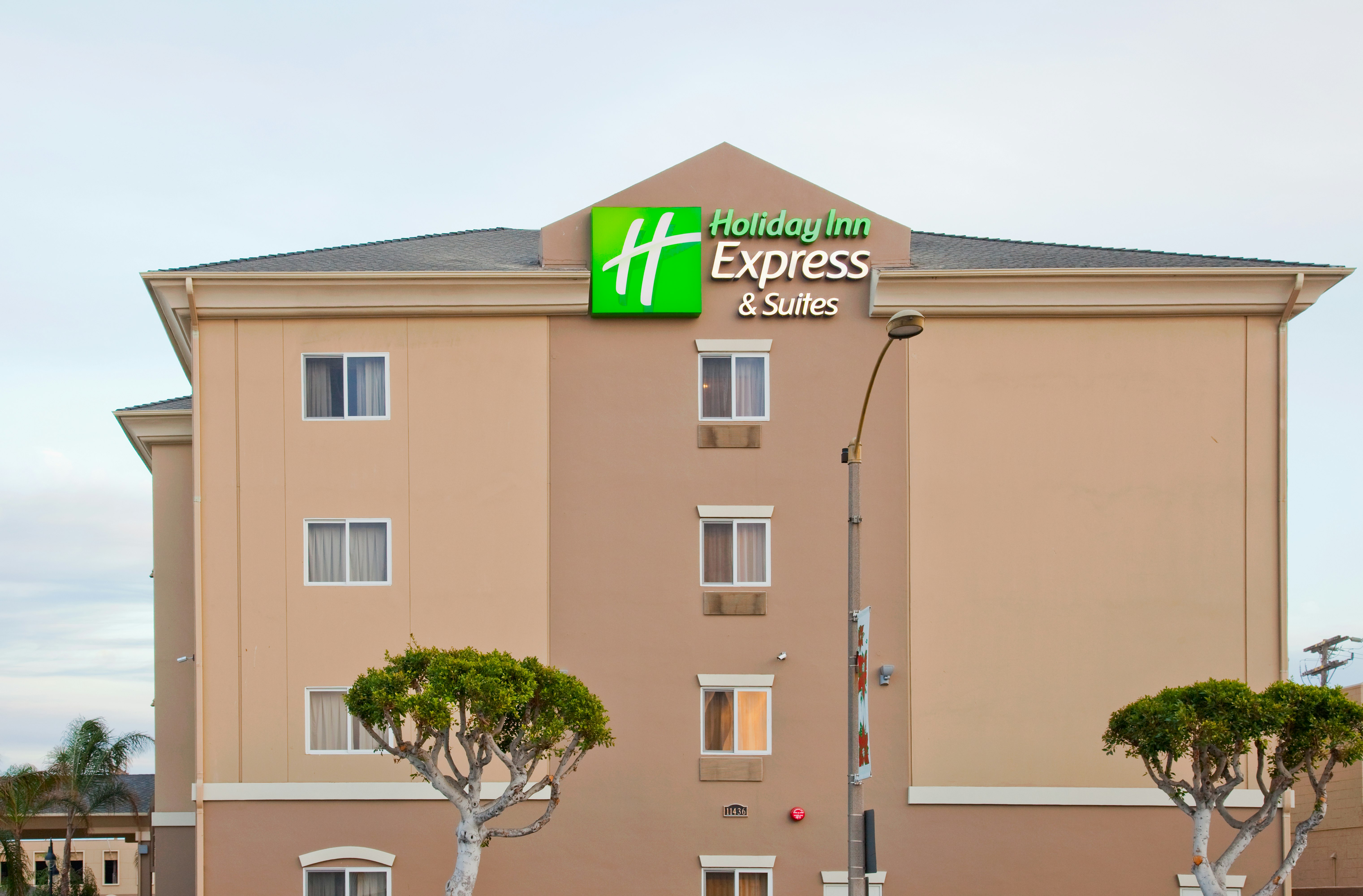 Holiday Inn Express and Suites Los Angeles Airport Hawthorne 2/53