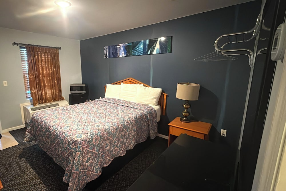 At 9 Motel Near Freehold I-195 7/38