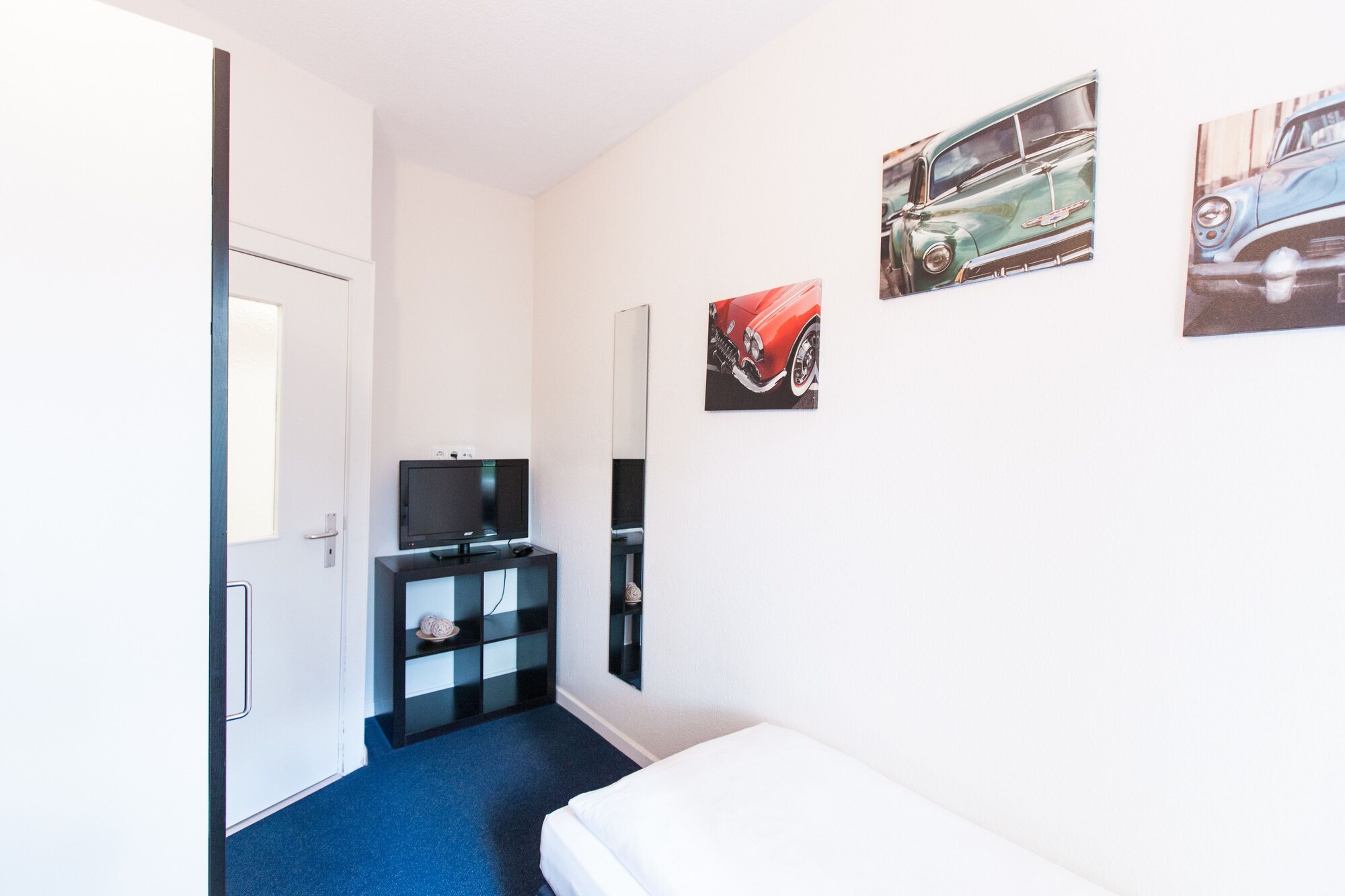 ROOM, SINGLE, PRIVATE BATHROOM