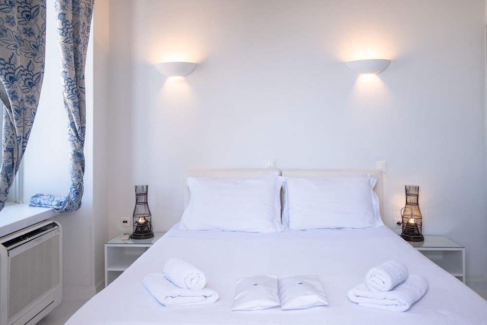 Hydra Hotel 4/53