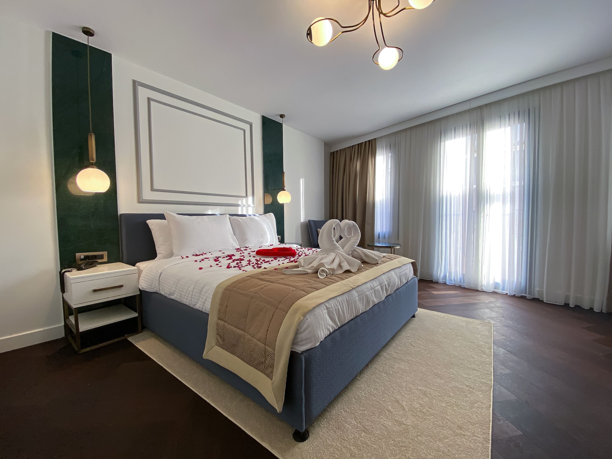 EXECUTIVE, SUITE
