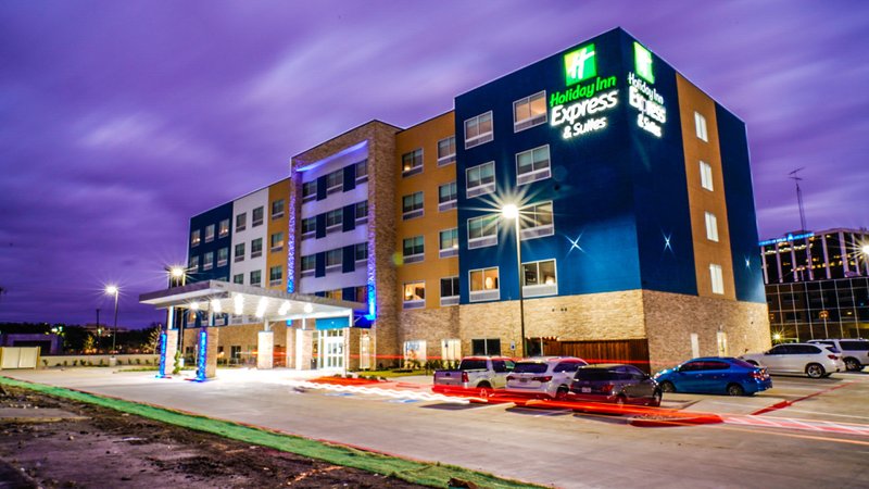 Holiday Inn Express & Suites Dallas Market Center – Love Fi 3/57