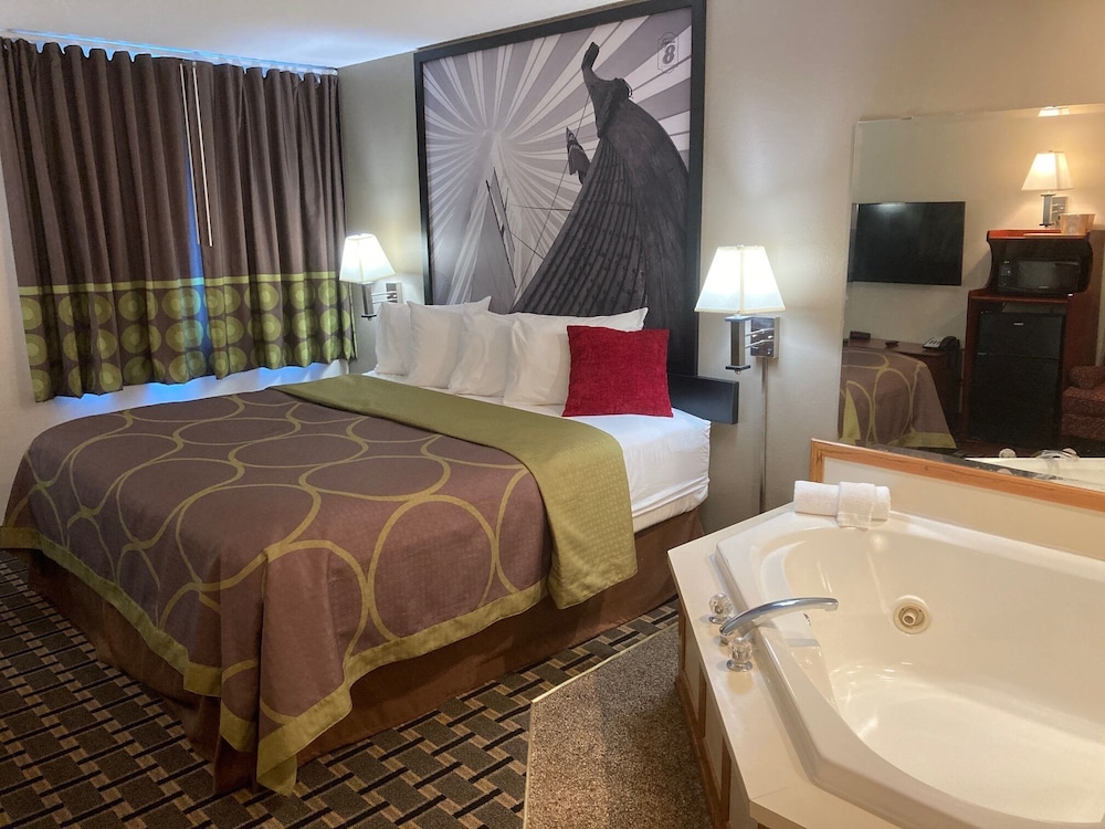 Super 8 by Wyndham Chisago City 8/20