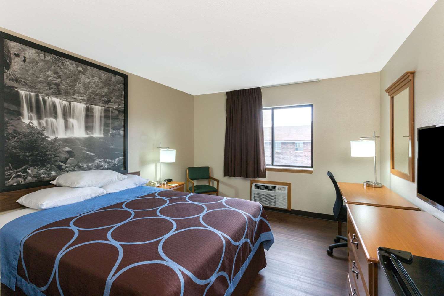 Super 8 by Wyndham Radcliff Ft. Knox Area 7/12