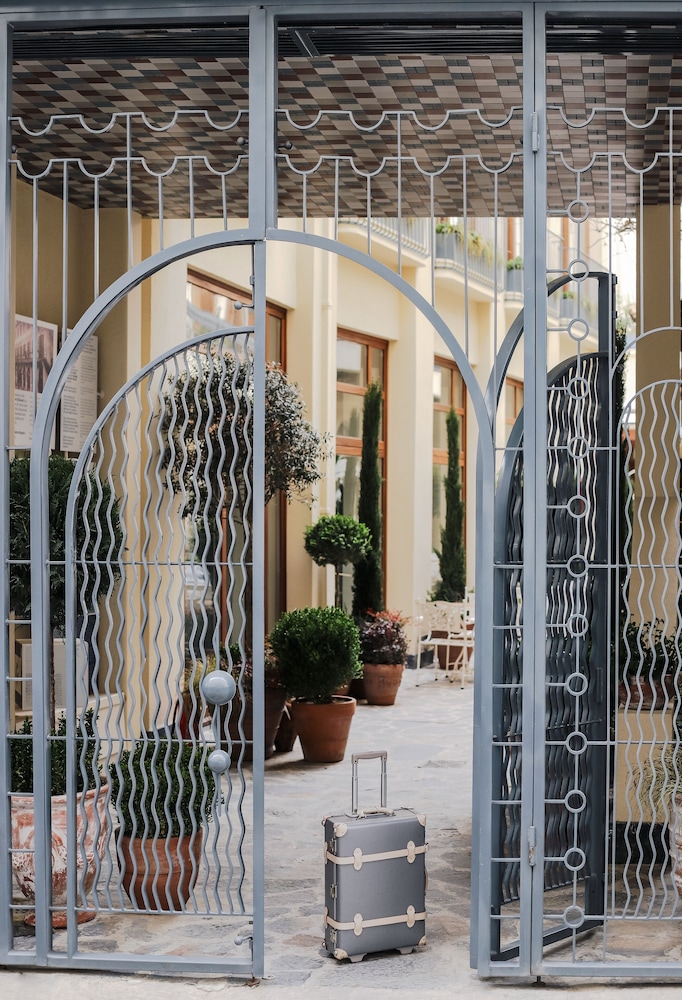 Ecole St. Pierre Hotel 44/50