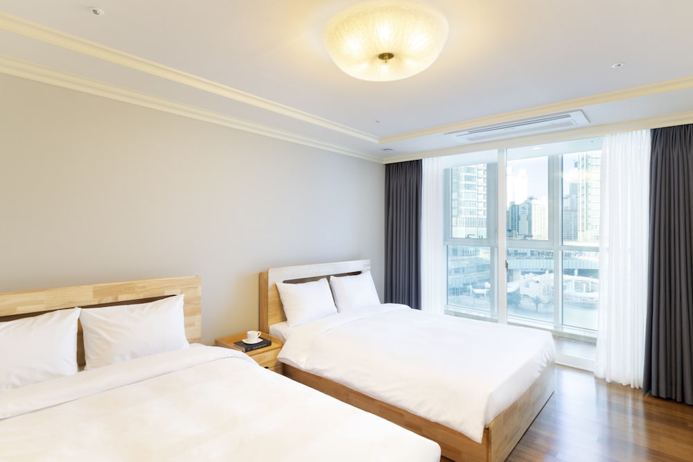 ROYAL, SUITE