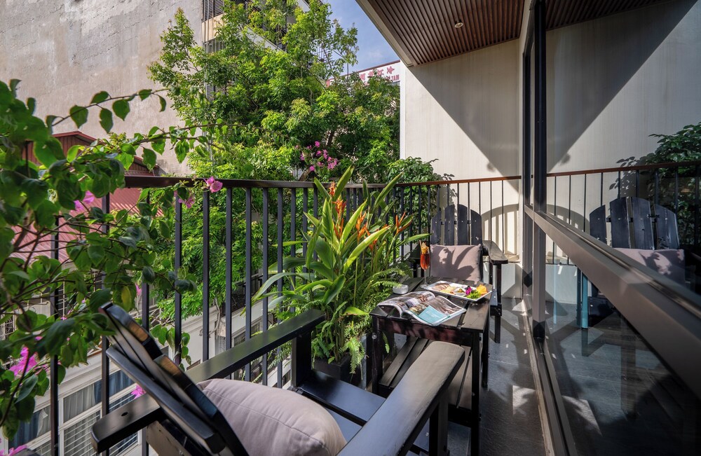 Le Premier Hotel & Rooftop Bar 45/50