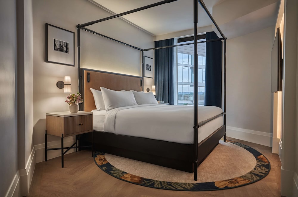 Room, King Bed, Partial River View, Accessible