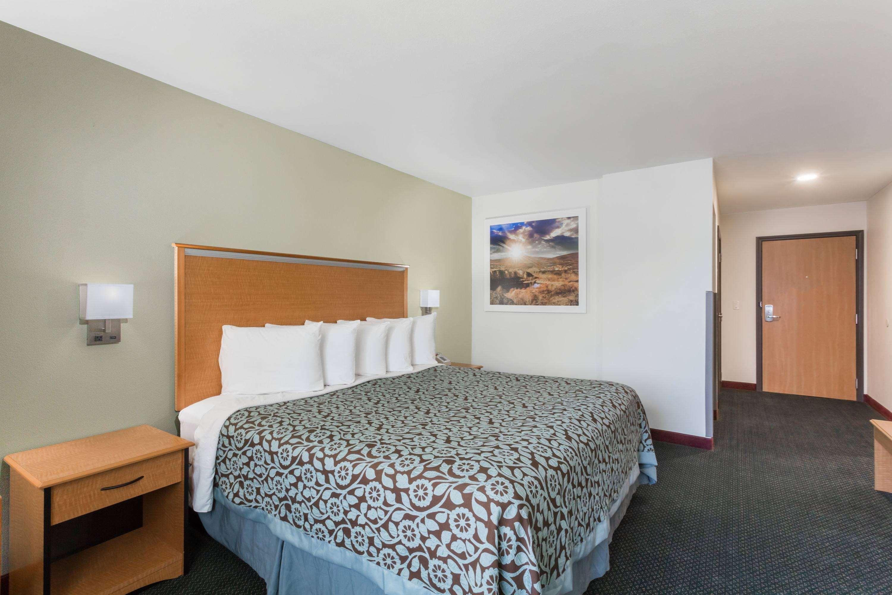 Starlite Yellowstone, Tapestry Collection by Hilton thumb 3