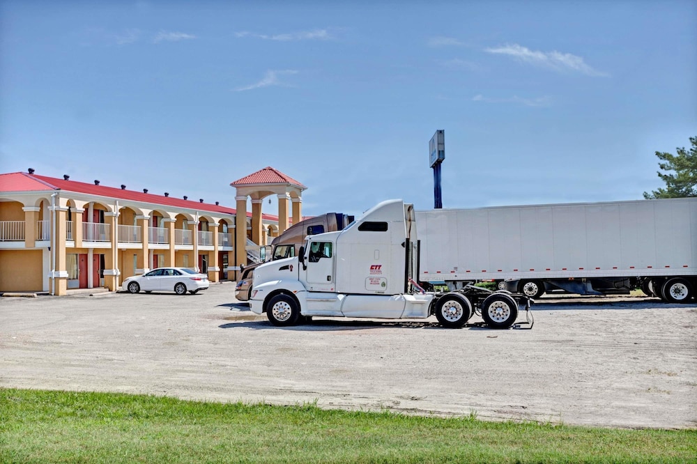 Days Inn By Wyndham Louisville Airport Fair And Expo Center 9/32