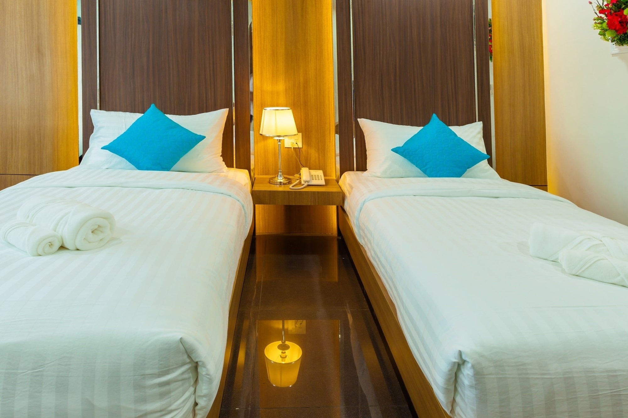 LANAI, STANDARD, TWIN BEDS