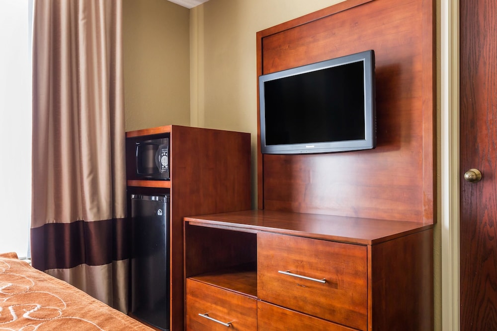 Comfort Suites Near I-80 And I-94 33/39