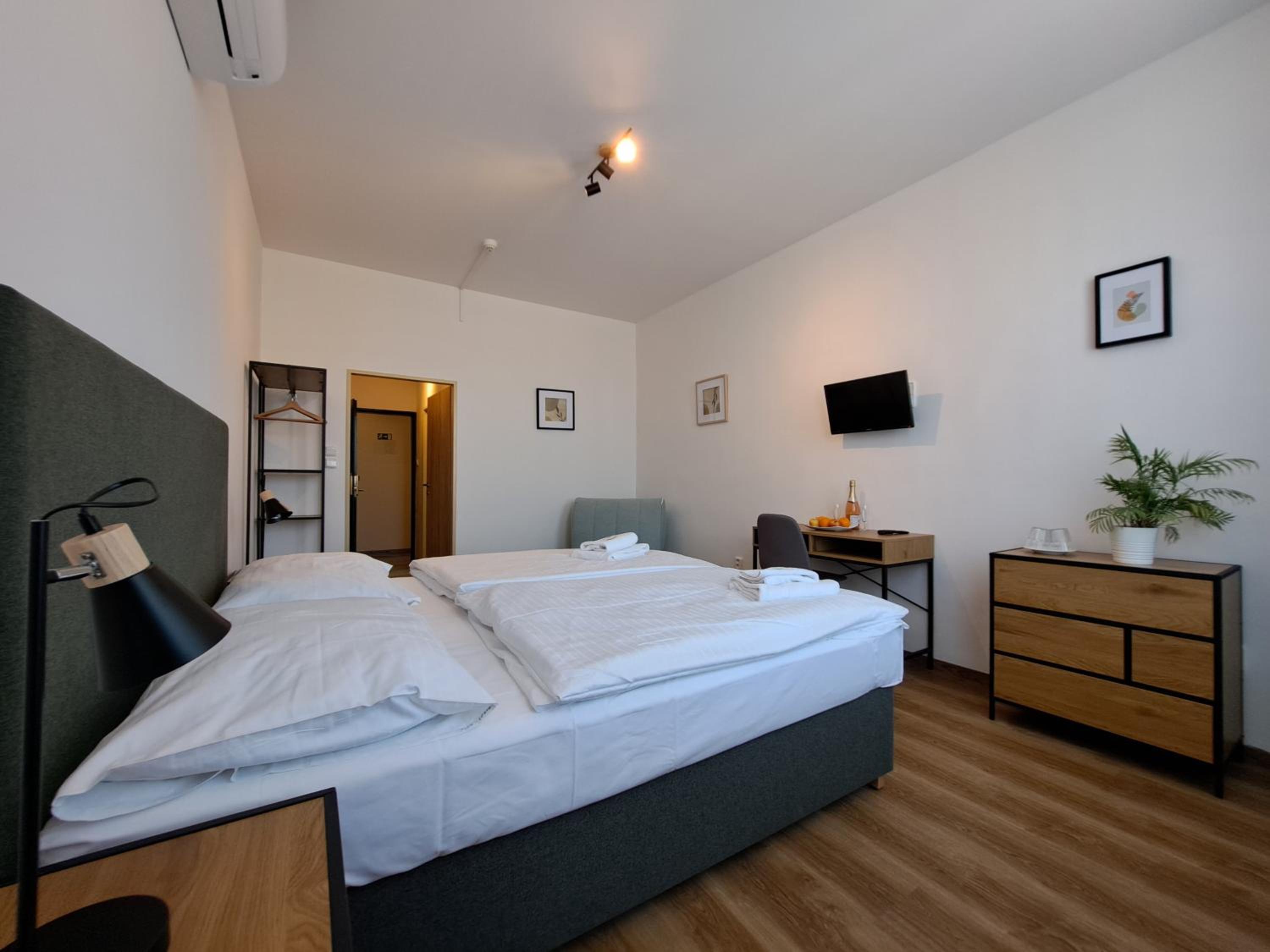Comfort, Queen Bed, Castle View
