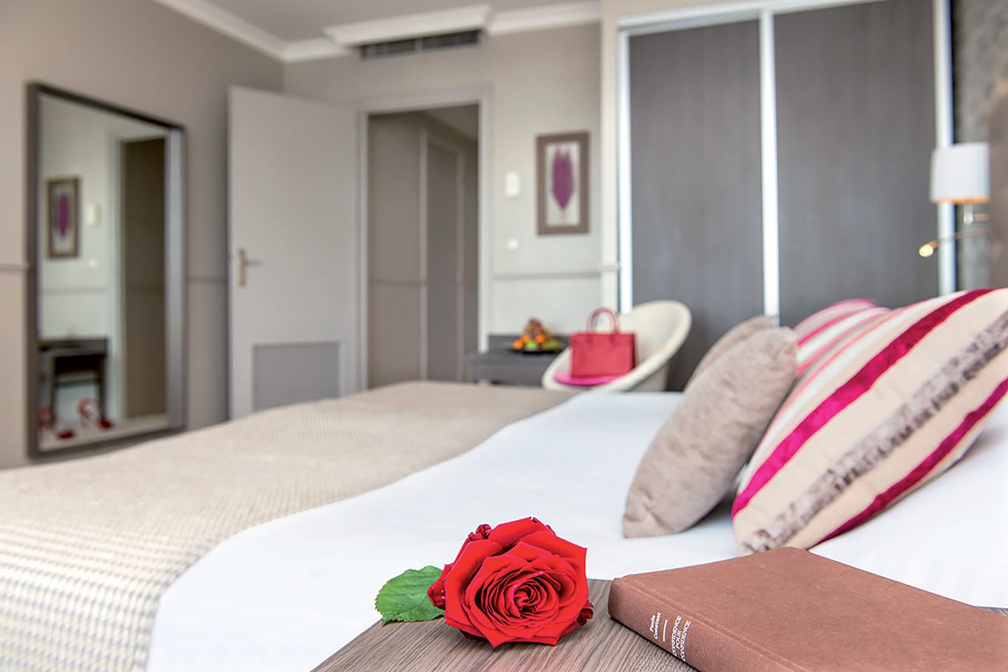 DELUXE, DOUBLE OR TWIN BED