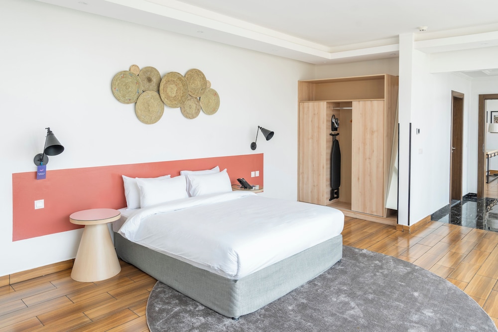 2 BEDROOMS, SUITE