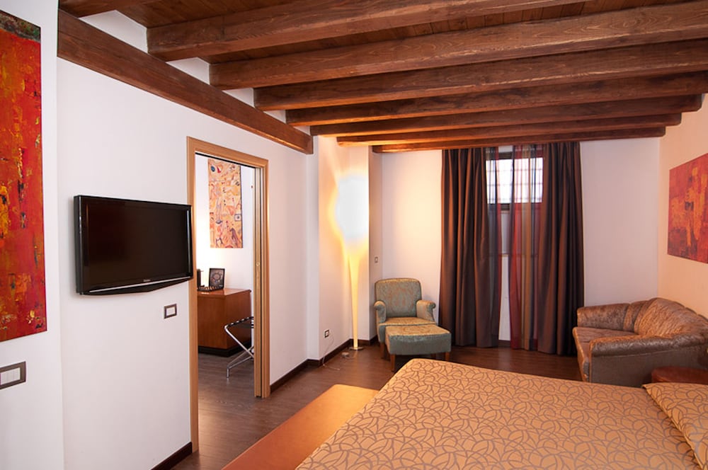 Saint Peter Six Rooms And Suites 50/67