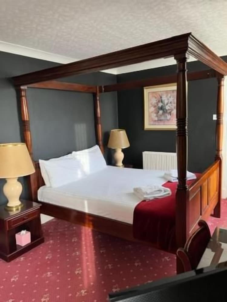 Caledonian Hotel 14/34