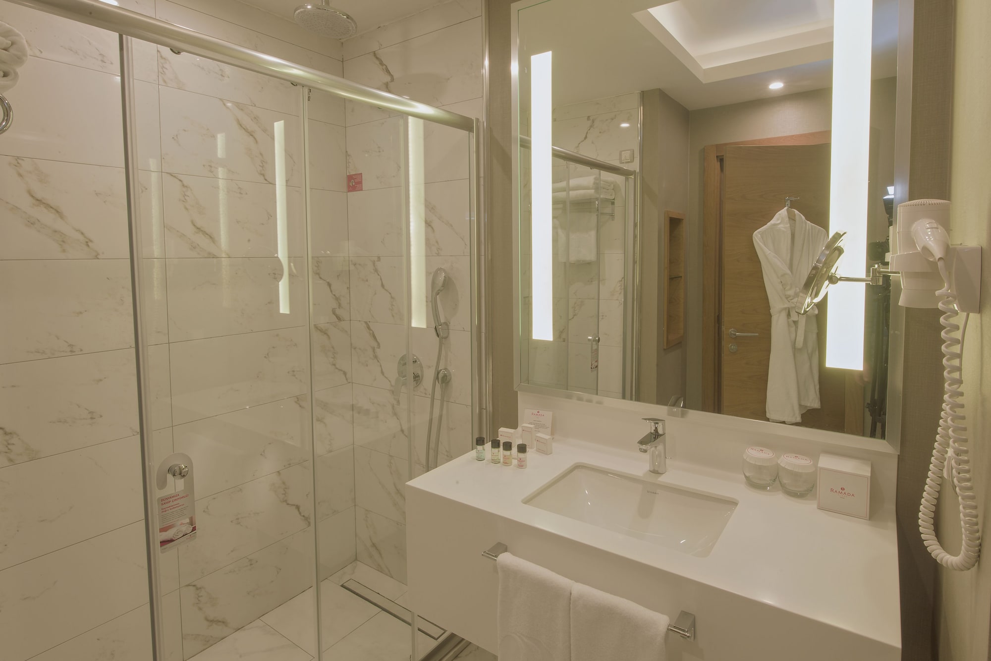 Room, Twin Beds, Smoking, Ramada Plaza by Wyndham Konya 4/4