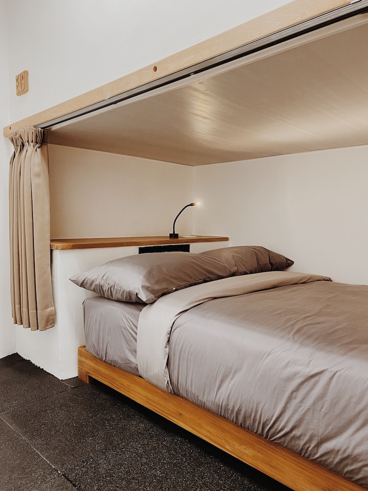 MIXED DORM, NO WINDOW