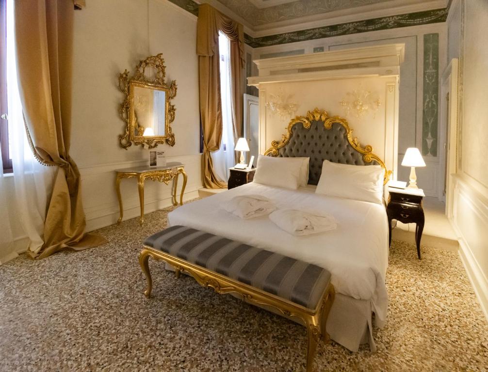Grand, Fresco, Suite
