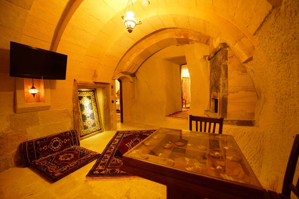 Vineyard Cave Hotel 73/98