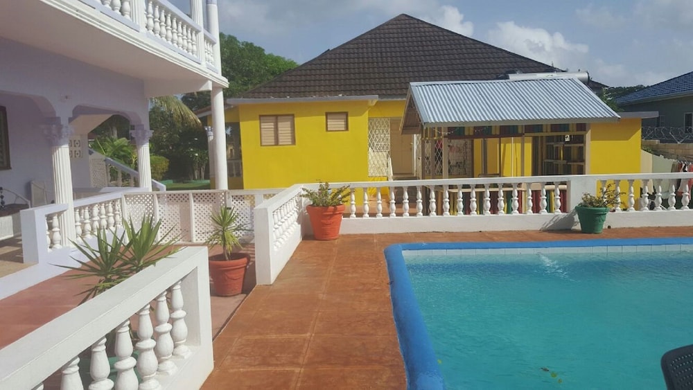 Ocho Rios Almond Tree Villas 15/16