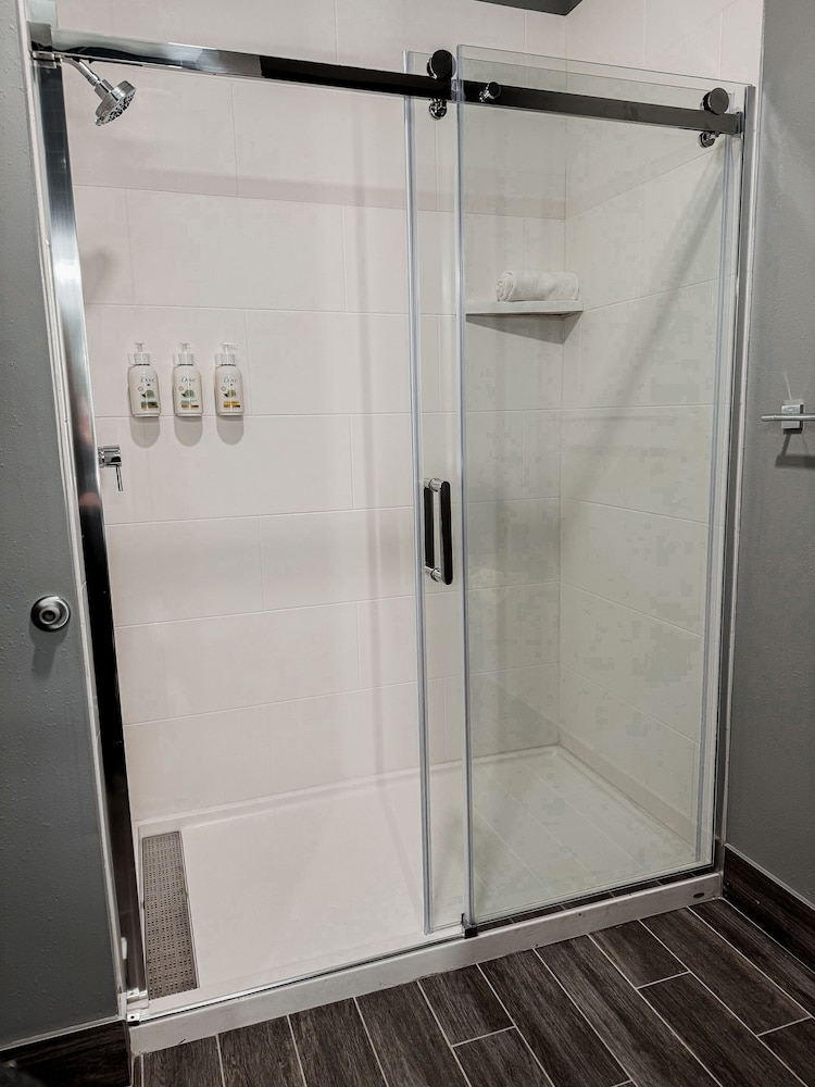 La Quinta Inn & Suites by Wyndham Mount Laurel / Moorestown 30/58