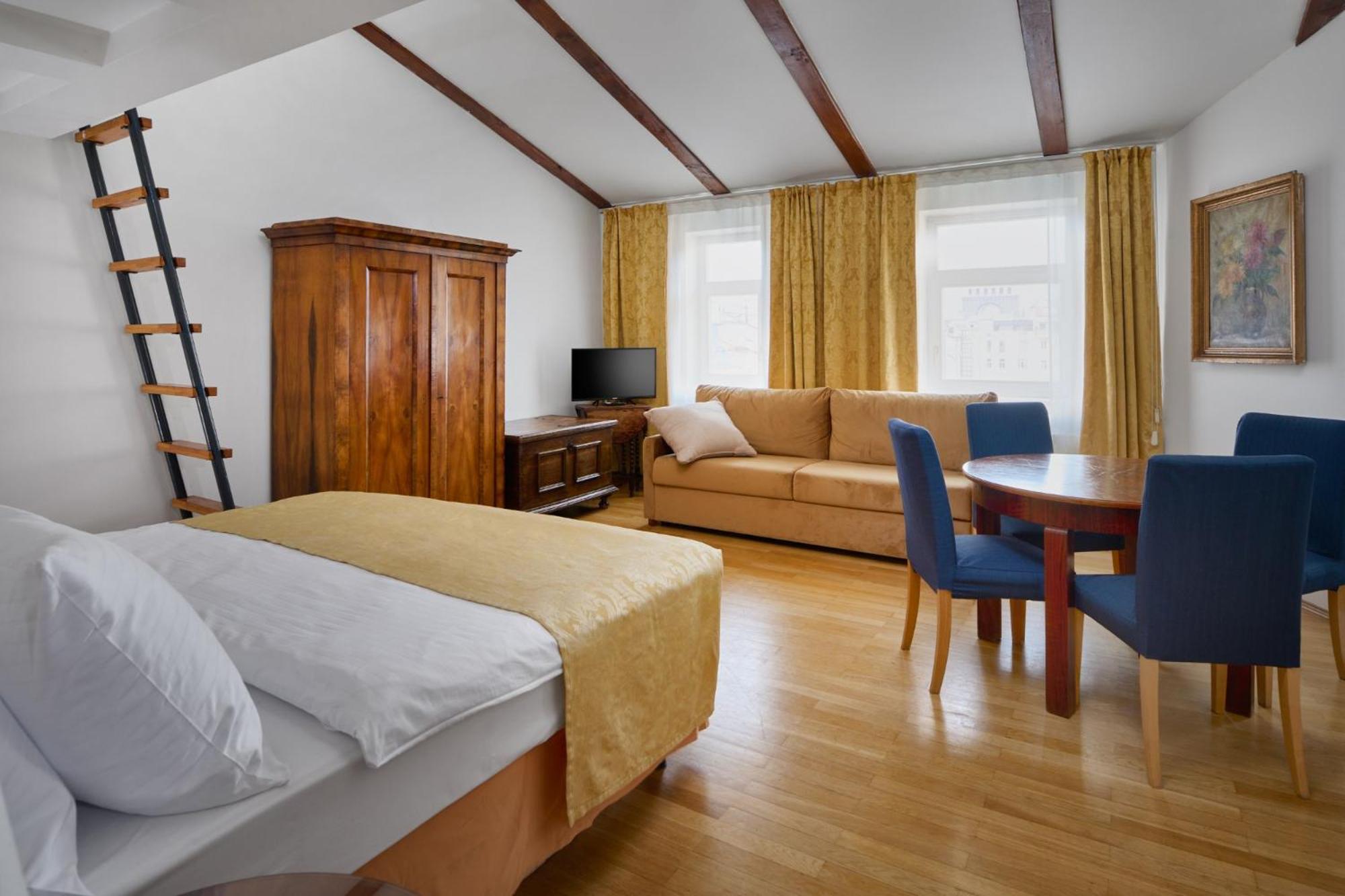 Suite, Apartment, Queen Bed, Attic