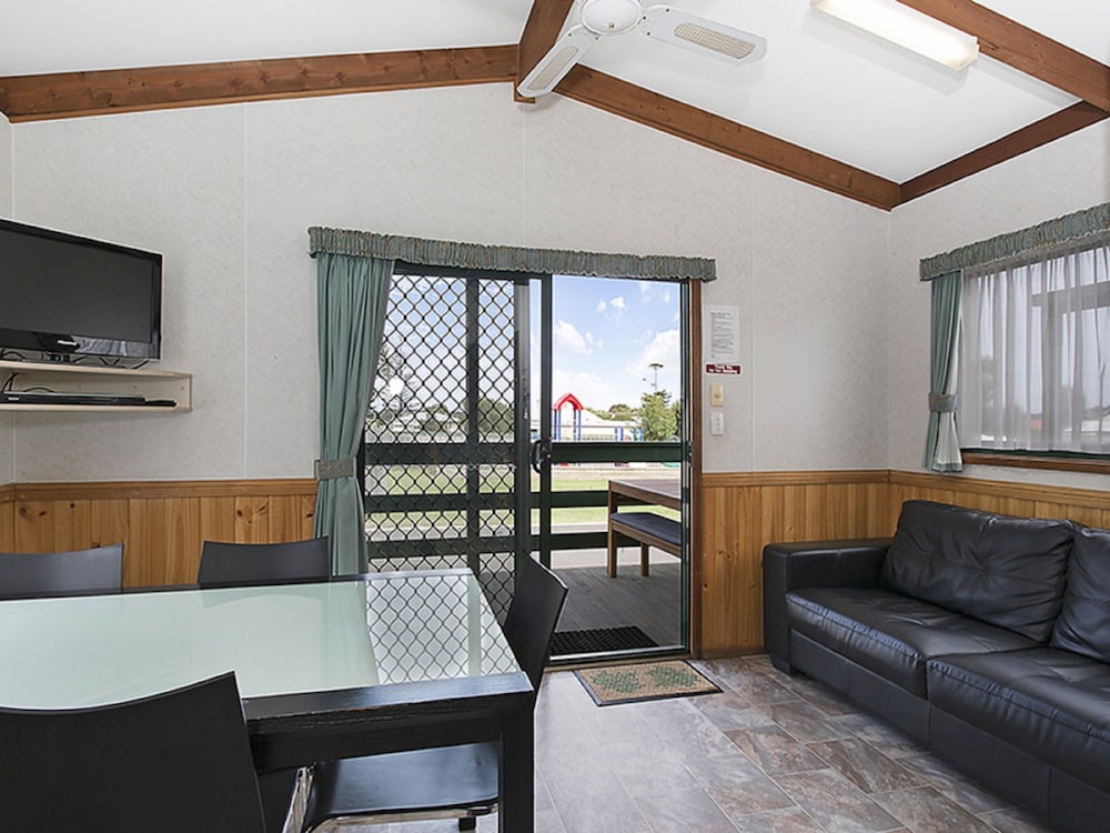 PORTLAND HOLIDAY VILLAGE 23/50
