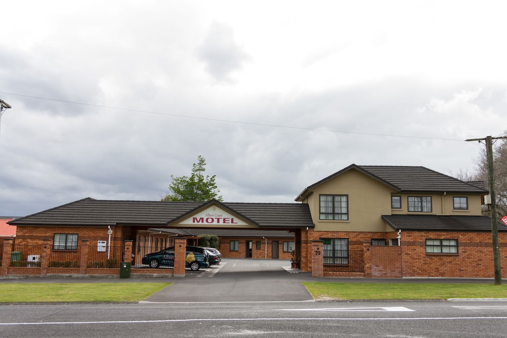 Albert Court Motor Lodge 4/57