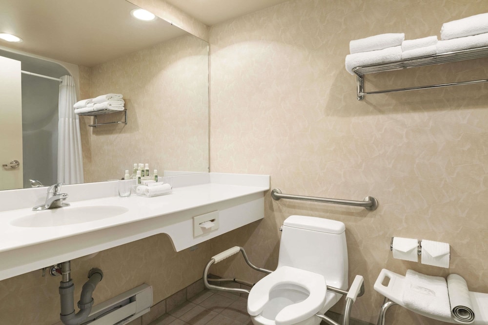 Travelodge By Wyndham Spruce Grove 9/50