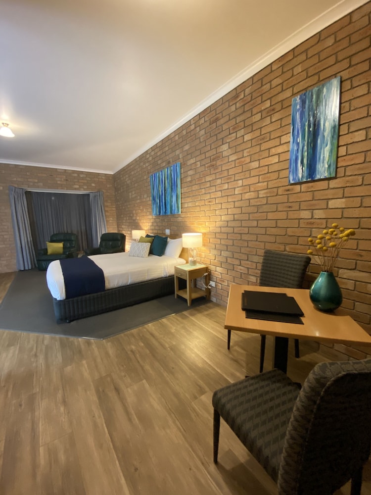 Coastal Waters Motor Inn 33/73