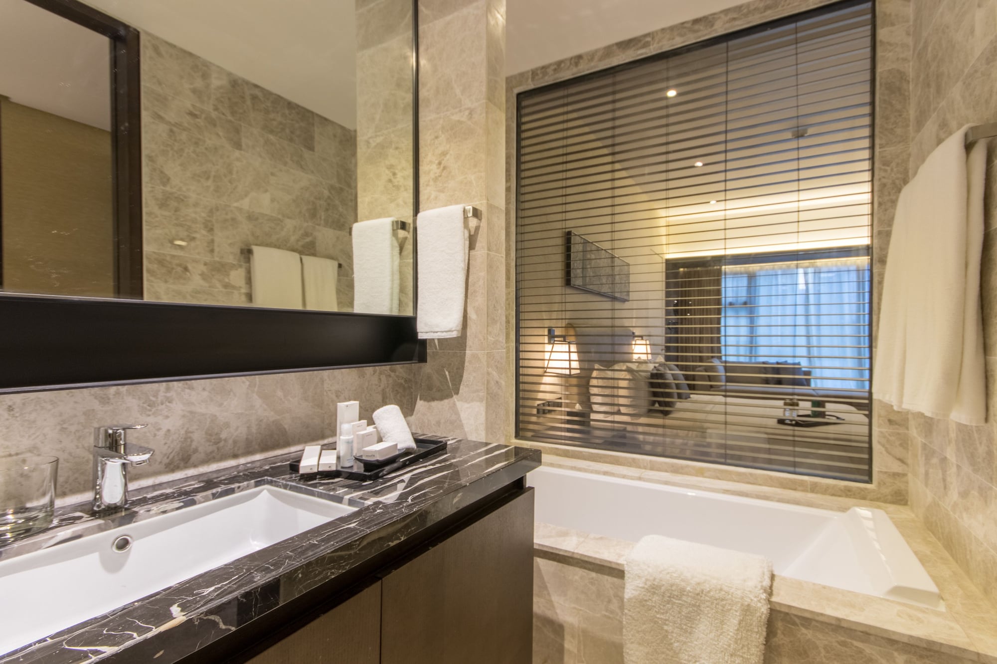 2 Bedrooms, Executive, Suite, 1 King and 4 Single Beds, Im Hotel 3/3