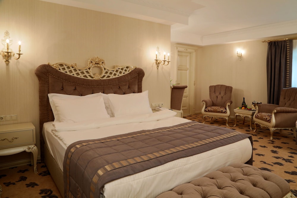 Cassiel Hotel 8/45