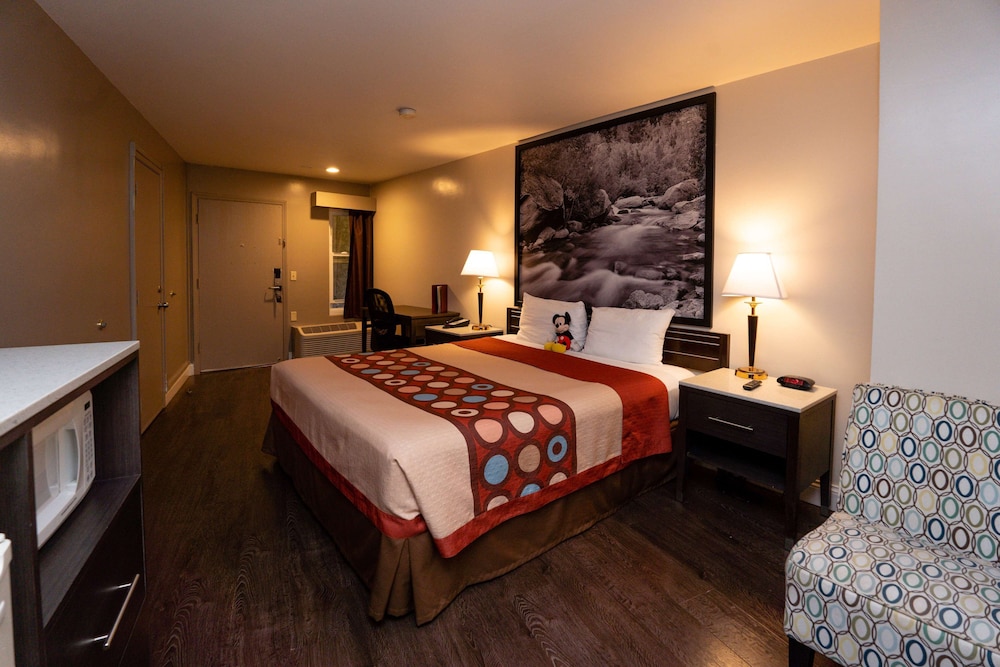 غرفة بسرير كينج، Super 8 by Wyndham Anaheim/Disneyland Drive CA 2/5