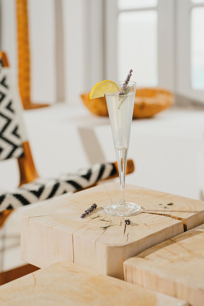 Mr Mrs White Paros 73/76