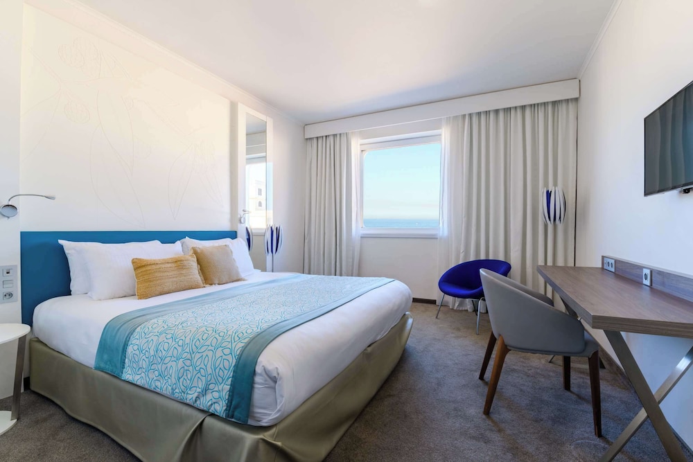 غرفة سوبيريور بسرير كينج بإطلالة على البحر، Golden Tulip Marseille Euromed 2/6