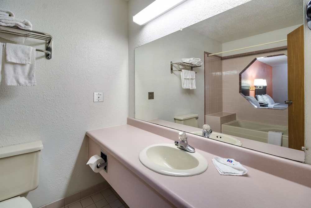 Motel6 Marion, IL 44/49