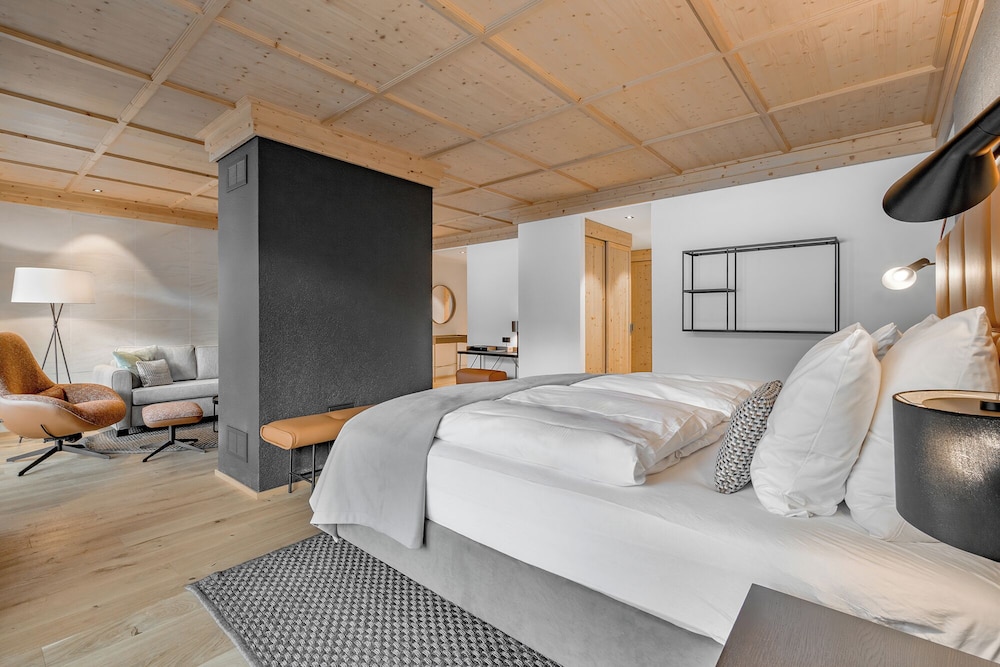 Junior Suite, Queen Bed, Mountain View, Balcony, South Wing