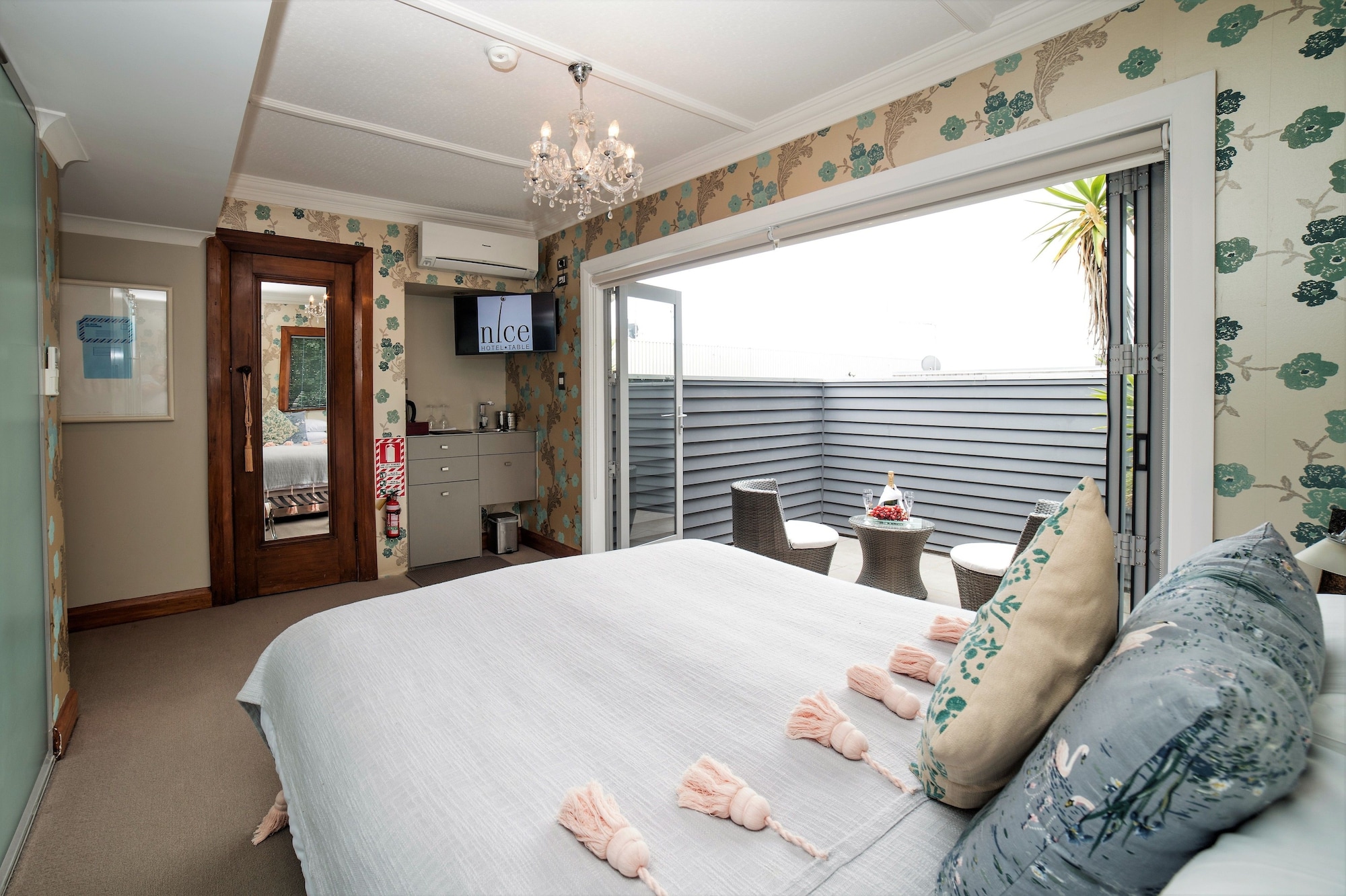 EXECUTIVE, STUDIO, BALCONY
