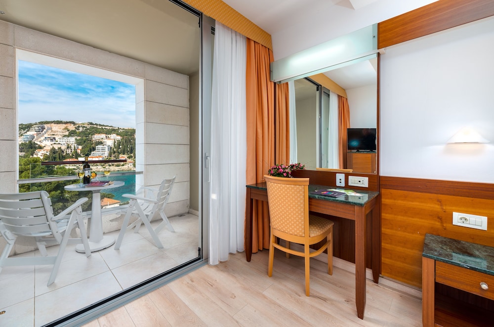 Uvala Hotel 15/72