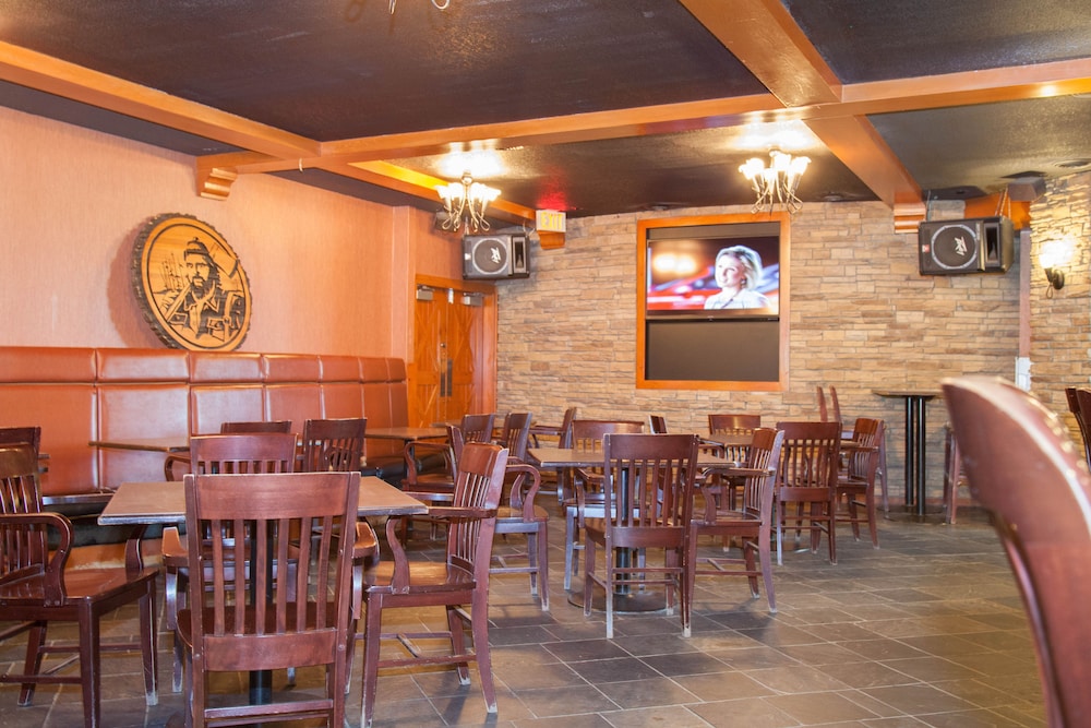 Twin Pine Inn & Suites 30/45