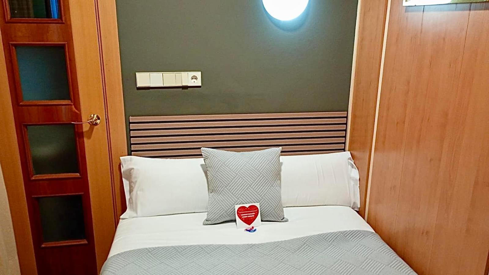 ROOM, SINGLE