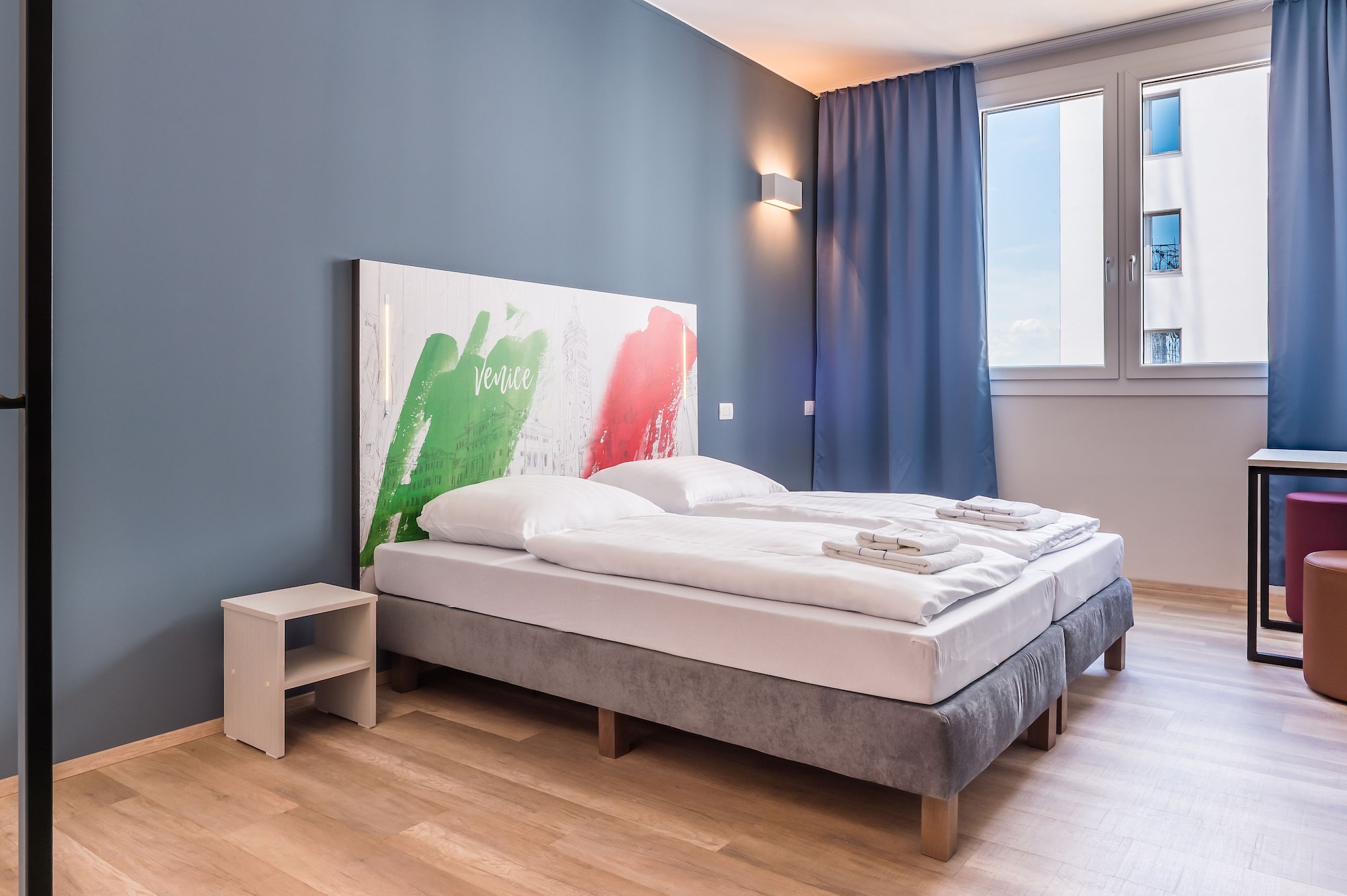 ROOM, TWIN BEDS