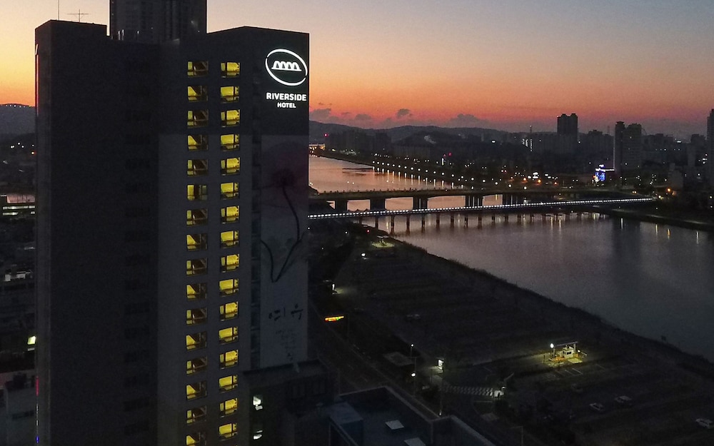 Hotel Riverside 38/41