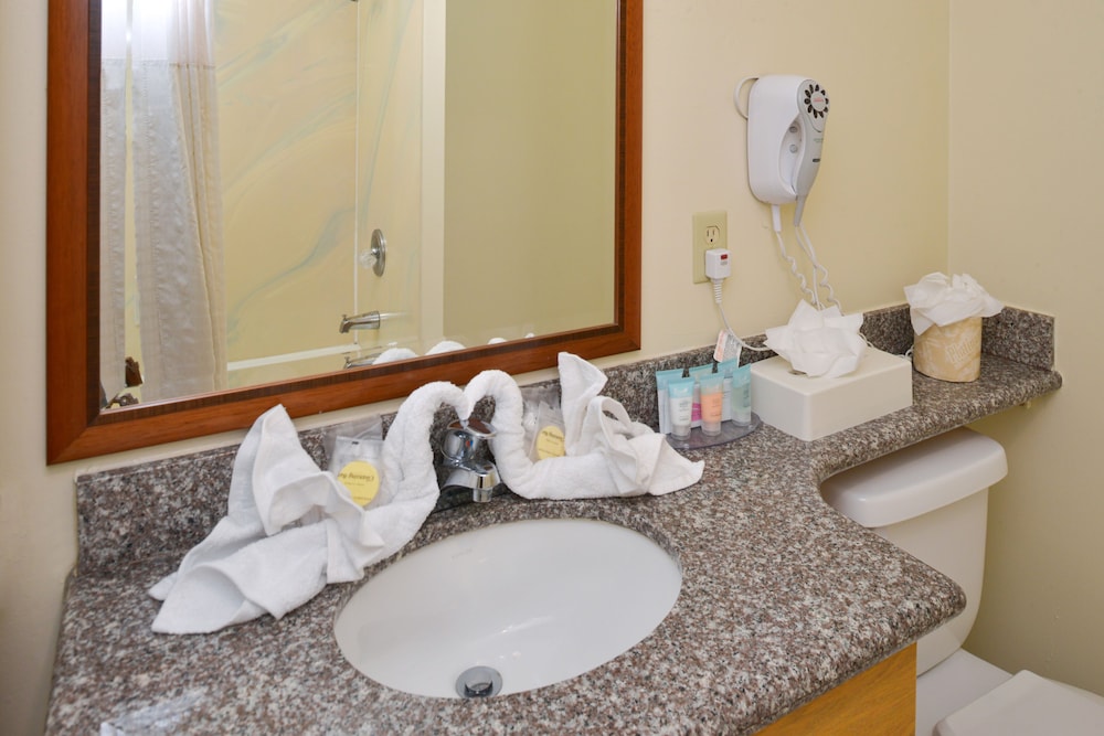 Edgewater Inn And Suites 37/76